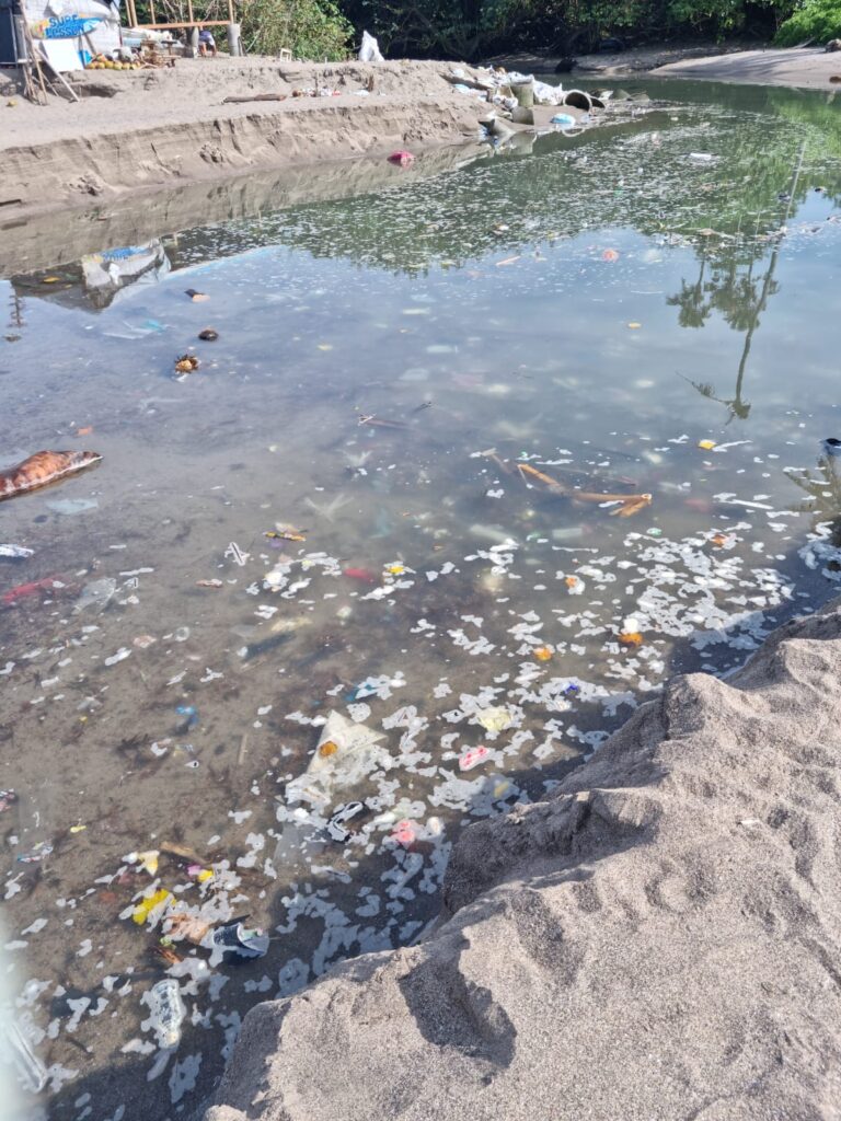 Surfen in plastic en rioolwater