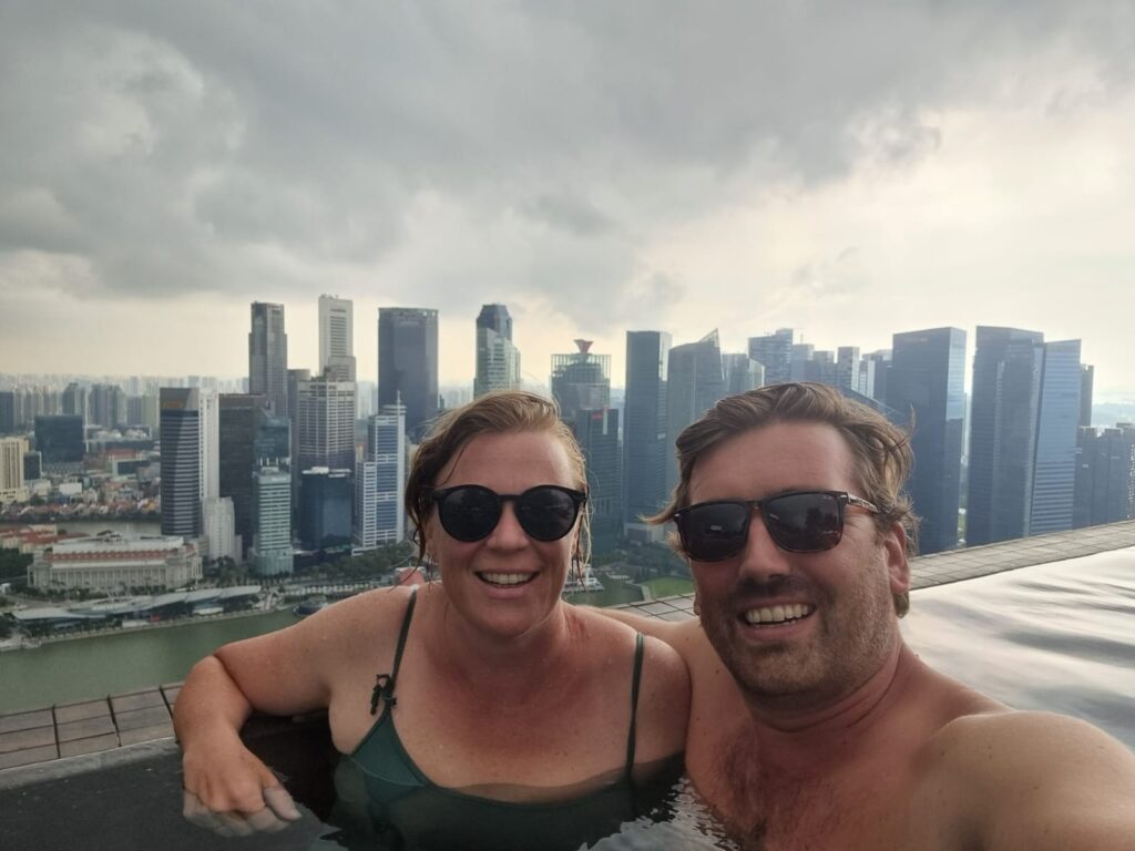 Uitzicht over Singapore vanaf de pool