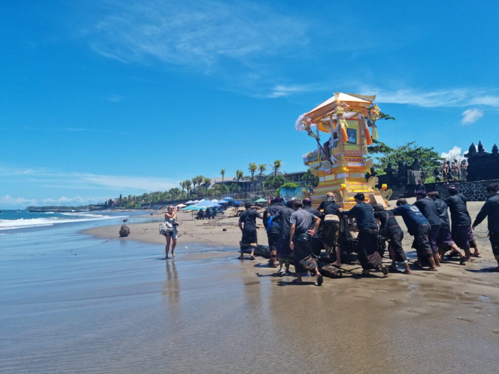 Crematie ceremonie op Bali op het strand