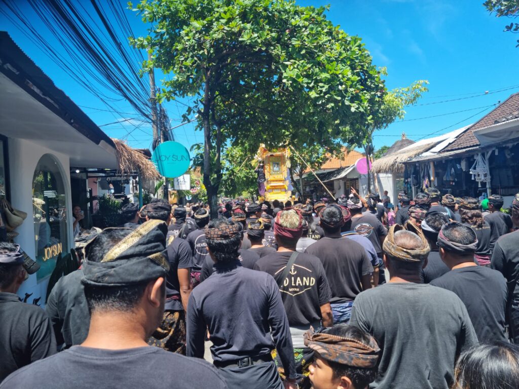 De optocht van de crematie ceremonie