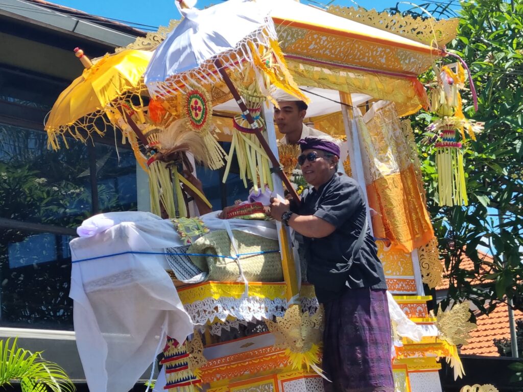 De wadah van de crematie ceremonie